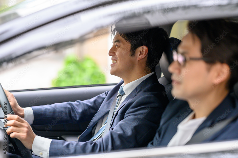 車を運転する男性 助手席に乗る男性 車を運転する男性 助手席に乗る男性