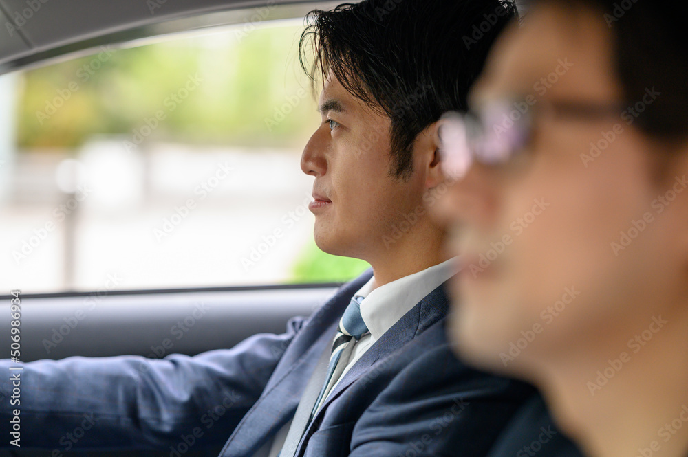 車を運転する男性　助手席に乗る男性　