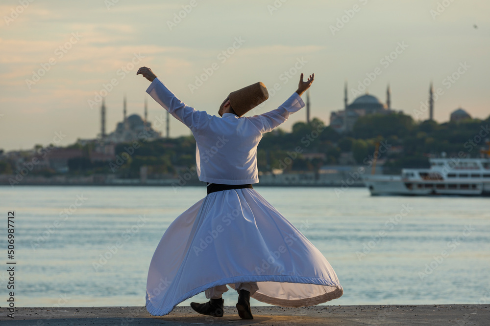 Obraz premium Sufi Whirling Silhouette and Istanbul Icons Uskudar Istanbul Turkey