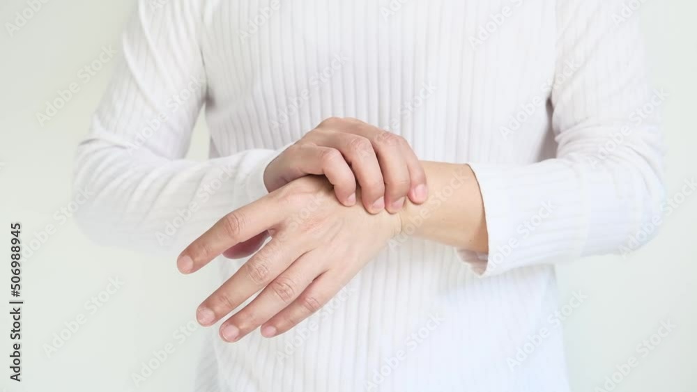 Men relieve wrist and thumb pain. He squeezed his thumb and wrist. He had a tendon injury. Arthritis of the wrist and office syndrome Men relieve wrist and thumb pain. He squeezed his thumb and wrist. He had a tendon injury. Arthritis of the wrist and office syndrome