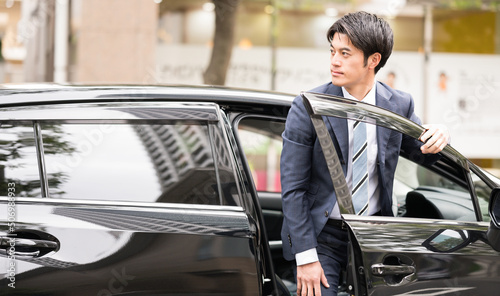Plakat 車から降りる男性 ビジネスマン スーツ