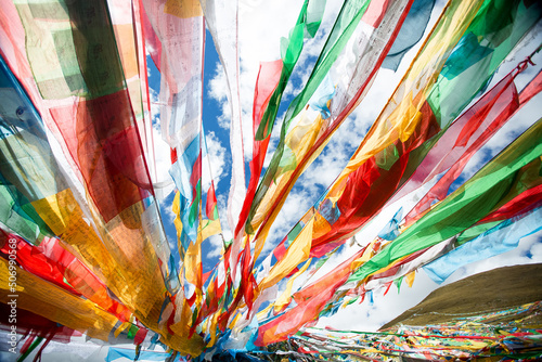 Quadro su tela Buddhist prayer flags and tourist attractions in the famous plateau and mountain