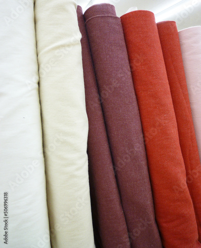 販売用に置かれた白と赤系のカラフルな布、数個のアップ