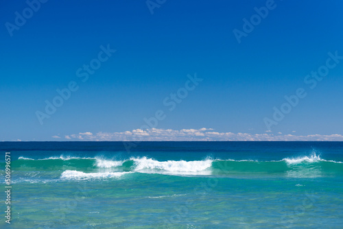豊間海岸の青い海と波