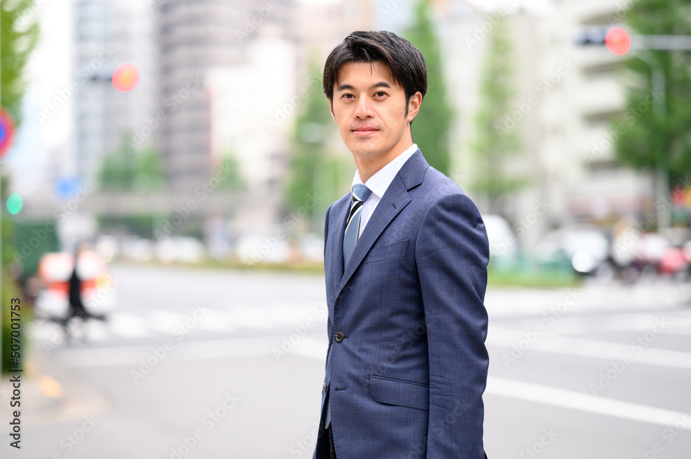 オフィス街でカメラ目線のビジネスマン ポートレート オフィス街でカメラ目線のビジネスマン ポートレート