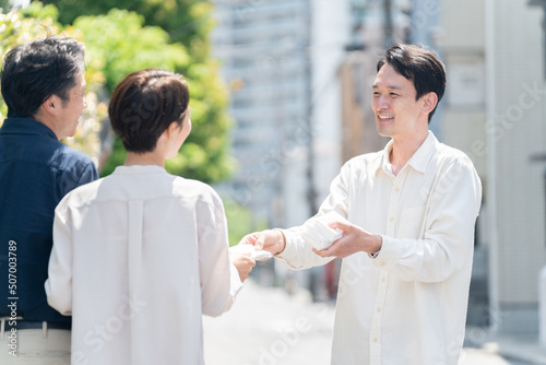 街中でポケットティッシュ配りのアルバイトをする男性 photo