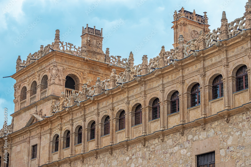 Cornisa ornamentada de estilo plateresco en el palacio de Monterrey siglo XVI en Salamanca, España