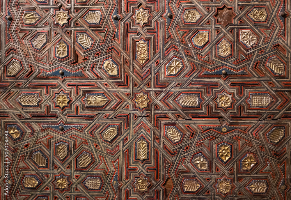 Detalle de un techo ornamentado con mosaico de madera pintada en la catedral gótica de Salamanca, España