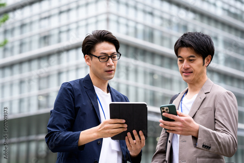 カジュアル男性2人のビジネスイメージ 