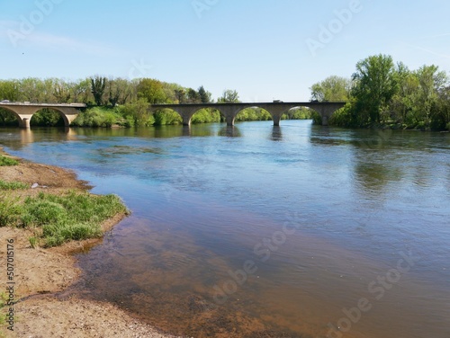 Confluence de la rivi  re Dordogne et de la rivi  re V  z  re    Limeuil en Dordogne. P  rigord noir. France