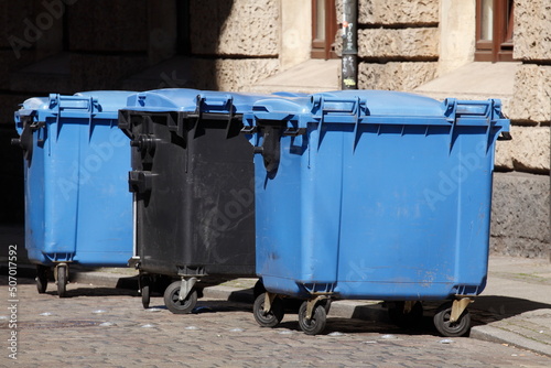 Müllcontainer, Blaue Tonnen für Altpapier, Deutschland