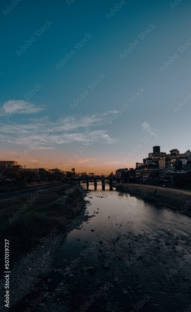 川沿い　夕方　空