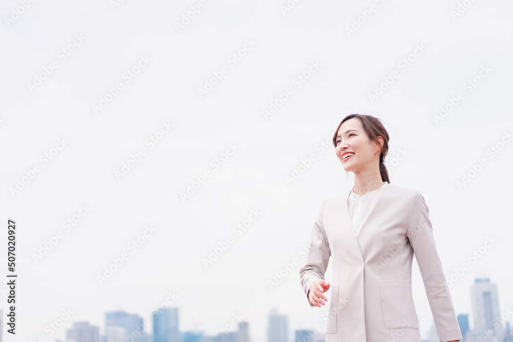 外の空気を感じながら歩くビジネスウーマン