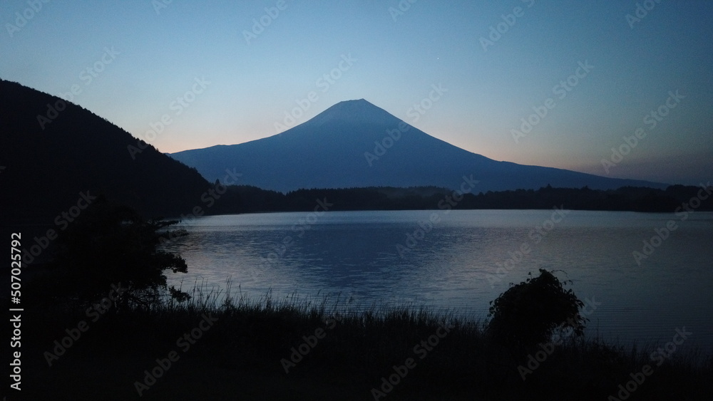 田貫湖から日の出前の富士山の風景。