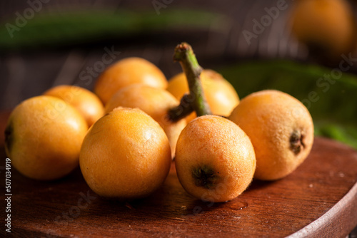 Tableau sur toile ripe loquat fruit on wooden table