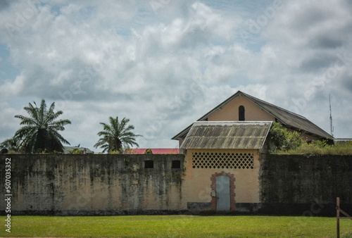 Bâtiments du bagne de Saint-Laurent-du-Maroni en Guyane Française lors d'une journée ensoleillée.