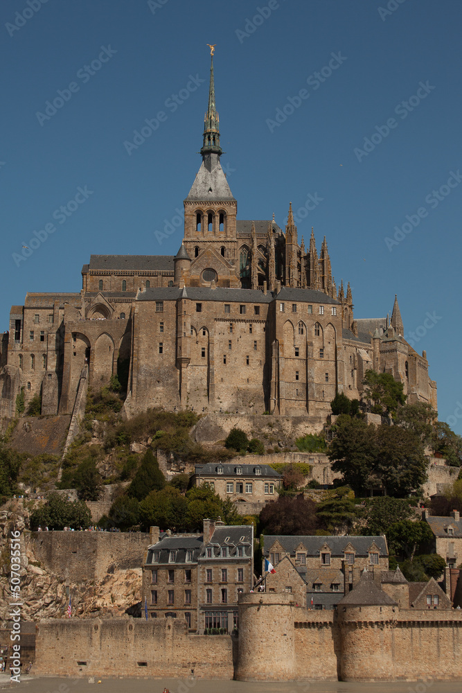Mont-Saint-Michel par une journée ensoleillée