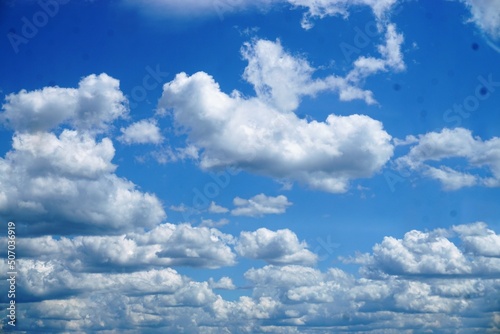 Wolkenlandschaft bei Sonne im Frühling 