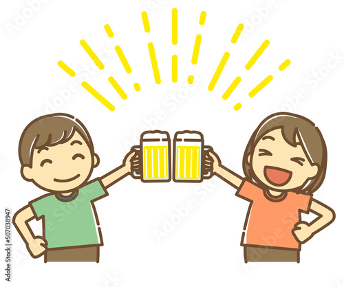 ビールジョッキを掲げて乾杯する二人