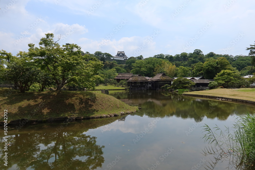 Genkyu-en Japanese Garden and the donjon of Hikone-jyo Castle in Hikone City in Shiga Prefecture in Japan 日本の滋賀県彦根市にある彦根城と玄宮園