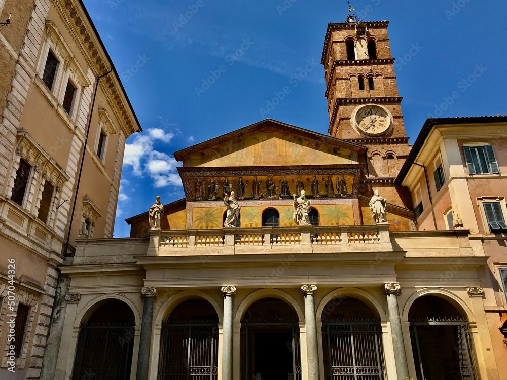 Fototapeta premium Santa Maria in Trastevere / Basilica di Santa Maria in Trastevere in Rom (Italien)