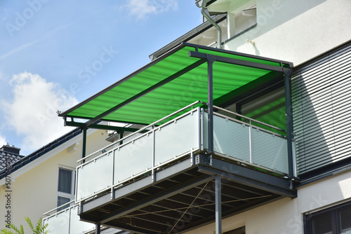 Metall-Pergola als Sonnenschutz am Balkon / Obergeschoss eines modernen Wohnhauses © Hermann