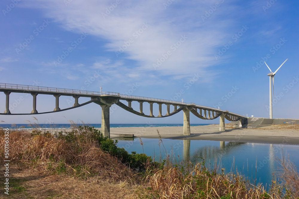 遠州灘を見渡す菊川河口の潮騒橋（静岡県掛川市）