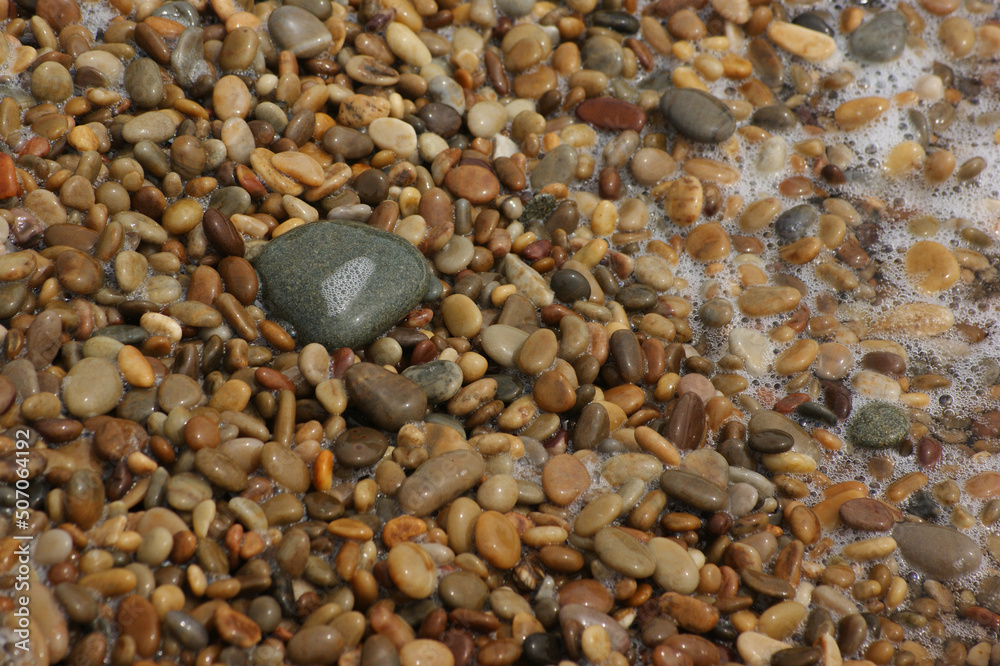 It is a stone that has been cut into a round pebble shape as the rock has been broken and eroded by waves and wind over a long period of time. To the touch, it is as smooth as silk. It is a stone that has been cut into a round pebble shape as the rock has been broken and eroded by waves and wind over a long period of time. To the touch, it is as smooth as silk.