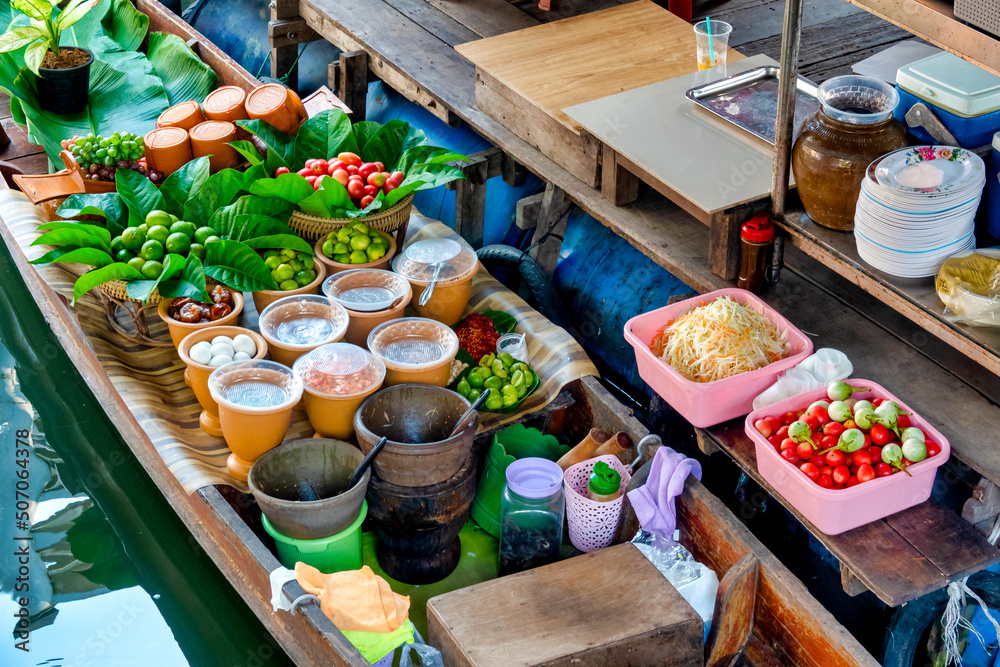 Talin Chan floating market