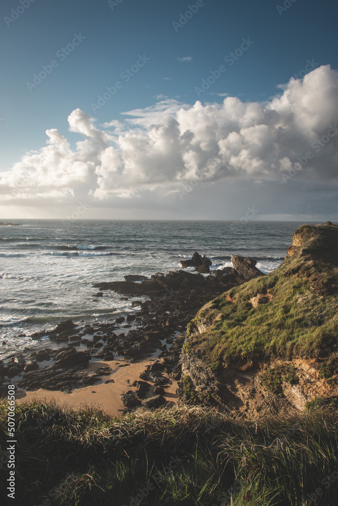 vista del mar desde un acantilado, con cielo, nubes y rocas