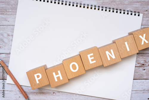 フェニックス・不死鳥のイメージ｜「PHOENIX」と書かれた積み木、ノート、ペン