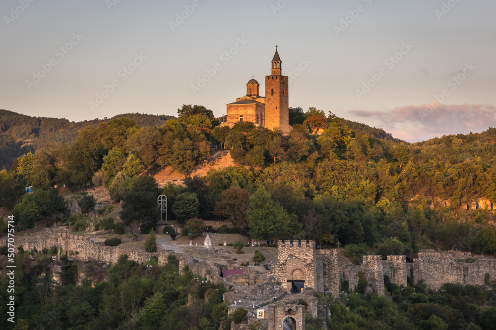 Obraz premium Tsarevets fortress with Patriarchal Cathedral in Veliko Tarnovo city in Bulgaria