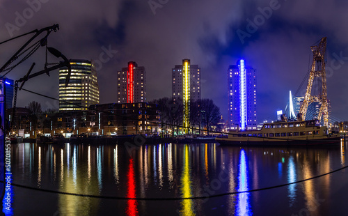 Panorama sul mare con riflesso del Museo Marittimo nel porto di Rotterdam, Olanda