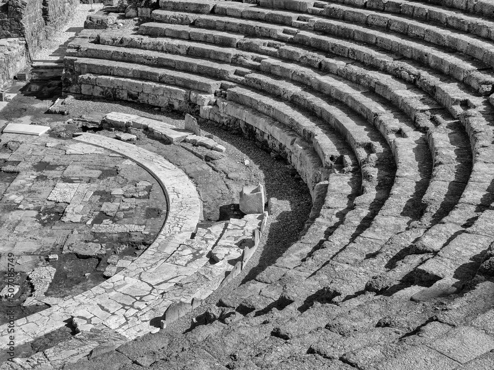 Teilaufnahme des römischen Theaters in Malaga in schwarz-weiß Fotografie