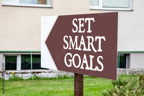 Set smart goals. Pointing arrow banner with inscription