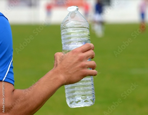 les joueurs de football se désaltèrent	