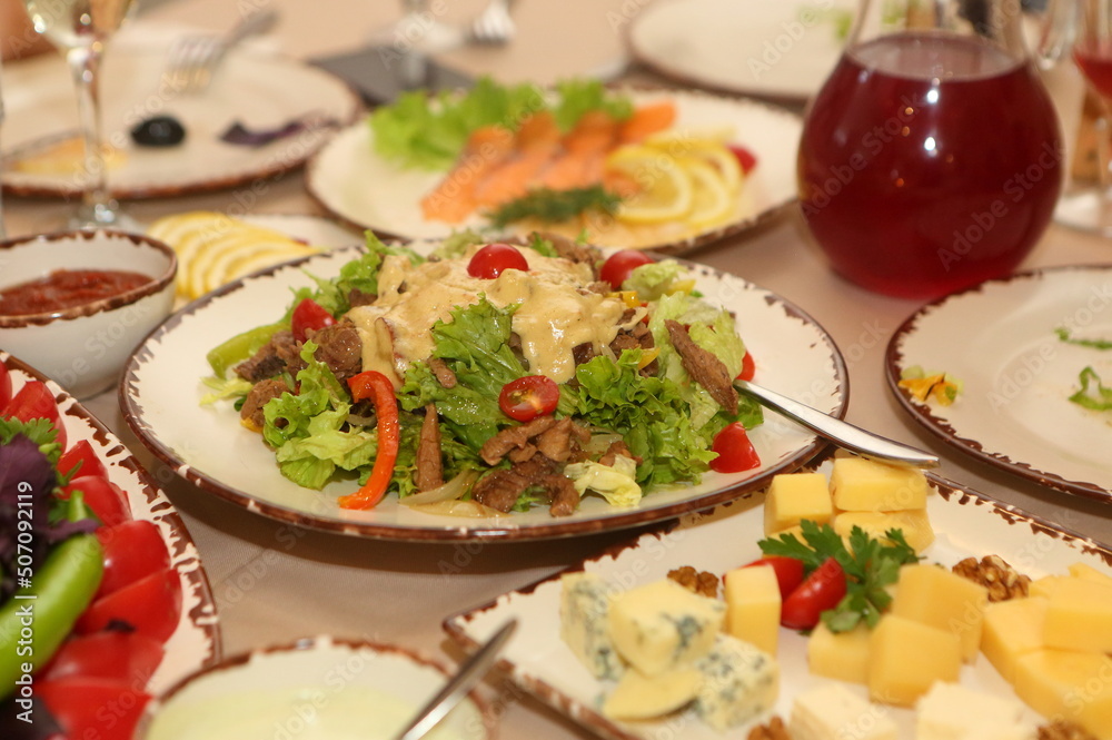 Salad with beef, lettuce and tomatoes