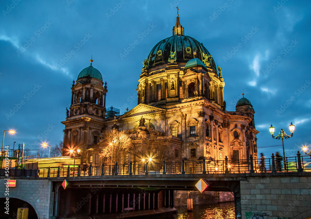 Vista sulla Chiesa maggiore e chiesa cattedrale/duomo di Berlino di notte