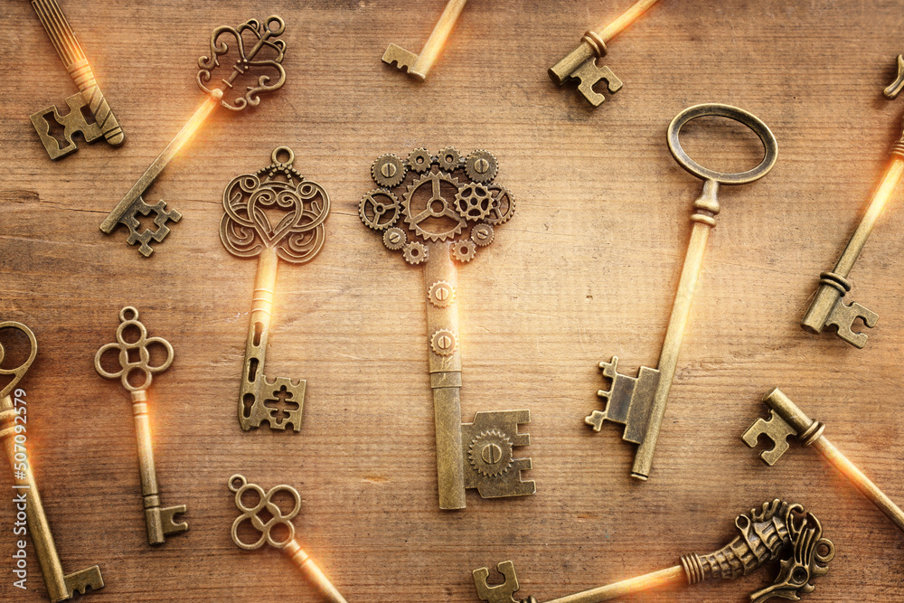 Top view image of old keys over wooden background - obrazy, fototapety, plakaty 