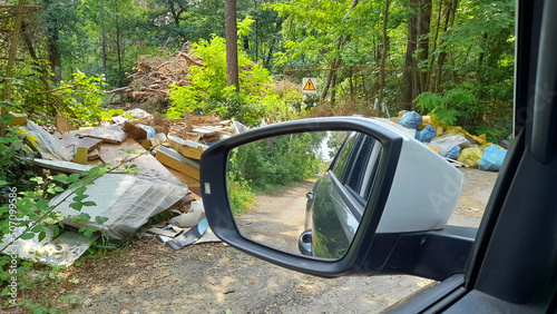 Viaggiare in una Discarica di rifiuti per strada photo