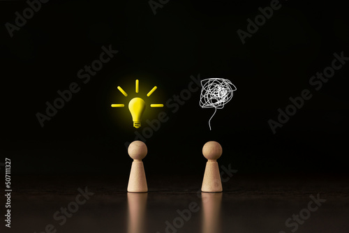 Foto Wooden figurines in the shape of people silhouette, communication concept