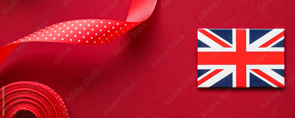 Nền đỏ rực của cờ Anh mở ra một hành trình khám phá sự kiện kỷ niệm lần thứ 60 của nữ hoàng Anh. Hình ảnh này đậm chất lịch sử cùng sự kiêu hãnh của một đất nước vĩ đại.