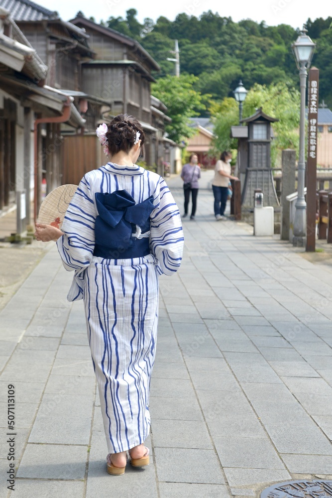 小江戸佐原の町並みを歩く浴衣を着た若い女性の後ろ姿	