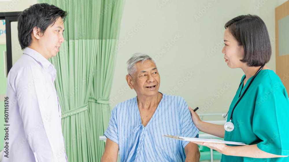 Obraz premium The nurse check the old senior man and talk about recovering at the hospital., Medical and healthcare concept.