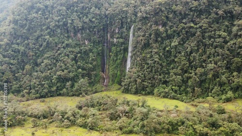 HyperLapse de cascada y montañas junto a un valle.