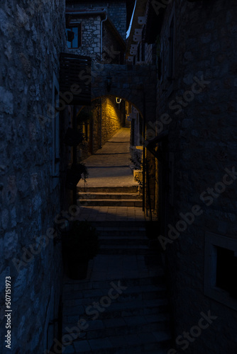 Treppendurchgang in der historischen Altstadt von Ulcinj in der Morgendämmerung