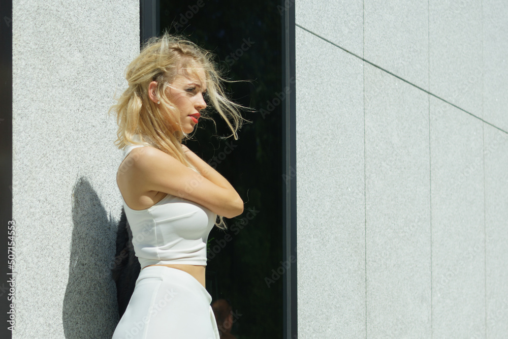Naklejka premium Fashionable woman in city