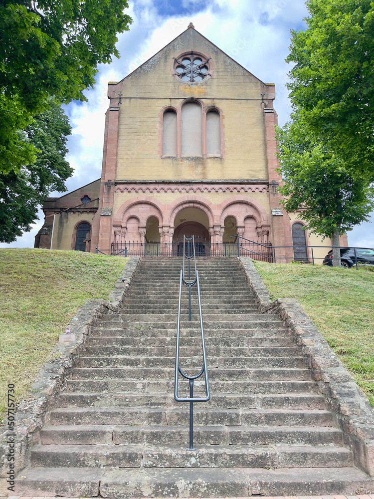 Facade of the Buhl church seen from the bottom of a staircase