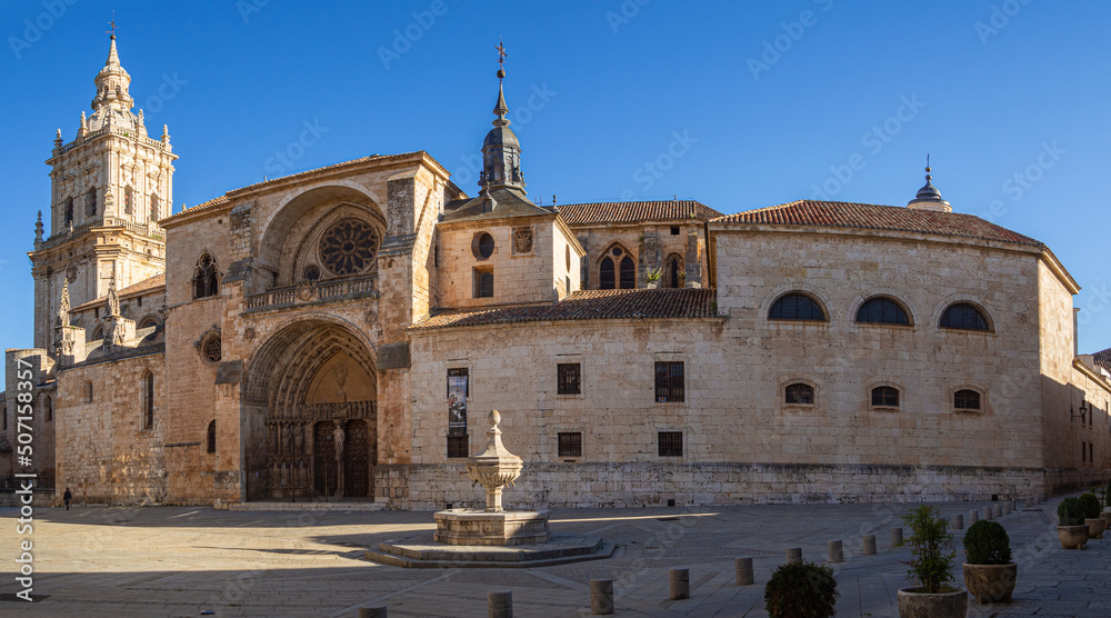 Panorámica de la catedral de la Asunción en El Burgo de Osma es un edificio de estilo gótico, en Soria, España, verano de 2021
