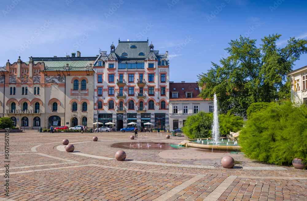 Plac Szczepański Kraków. Zabytkowe kamienice i fontanna.